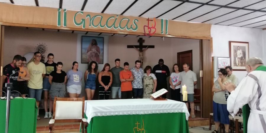 ENVÍO Y BENDICIÓN DE LOS MONITORES DEL CAMPAMENTO DE JUEGO DE NIÑOS